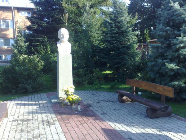 Pomnik Jana Pawła II  przy Kościele pw. Niepokalanego Poczęcia NMP