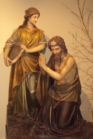 figury przedstawiające sceny biblijne z życia świętych - niektóre w lamusie muzealnym czekają na renowację.