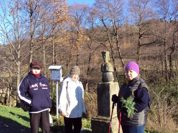 Za kościółkiem: rzeźba św. Jana Nepomucena. Droga prowadzi do Iwonicza - Zdroju, ew. do Bałucianki lub przez górę Mogiła - 606m npm - do Rymanowa - Zdroju. W do