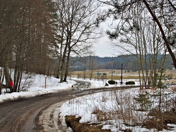 Droga powiatowa w Czarnym w zimowych roztopach