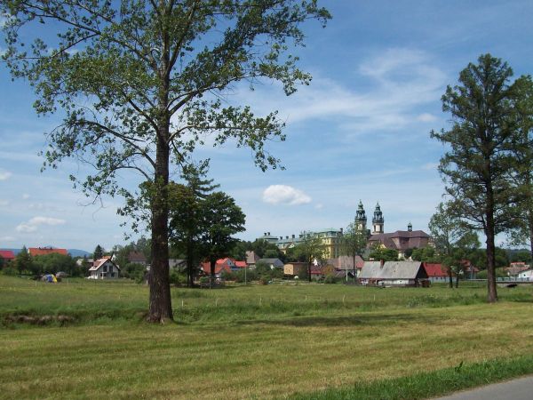 Opactwo Cystersów w Krzeszowie (Krzeszów ) Zespół Klasztorny Cysterski. W kościele znajduje sie obraz M.B. Łaskawej ukoronowany przez papieża Jana Pawła II podc