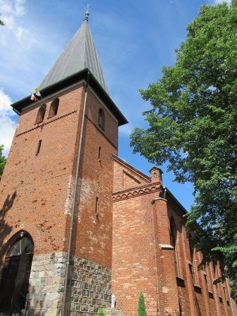 Architektura kościoła wybudowanego w 1894 roku i odnowionego przez Parafian po wojnie