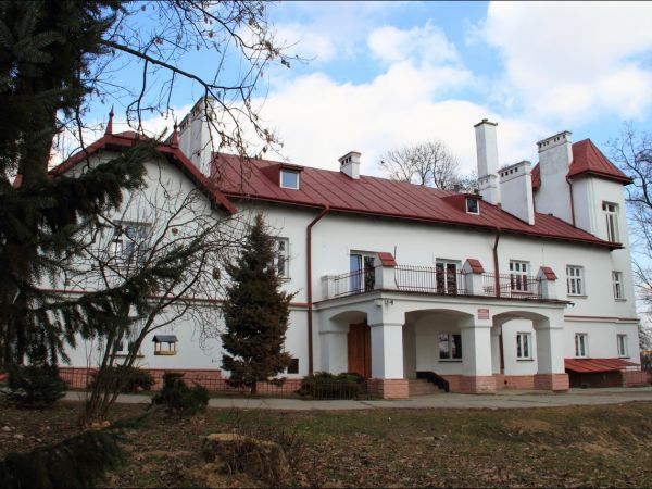 Dwór z XIX w. Gruntownie przebudowany w 1910 roku. Obecnie szkoła podstawowa .  Park krajobrazowy z aleją dojazdową z XIX w.