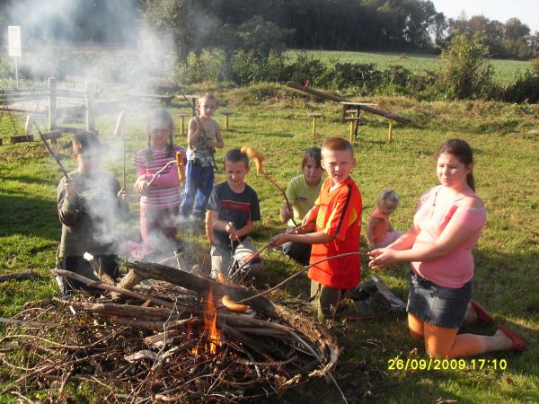 Dzieci uczestniczyły w sprzątaniu gdzie prawie z uśmiechem zabraly się za pieczenie kiełbasek