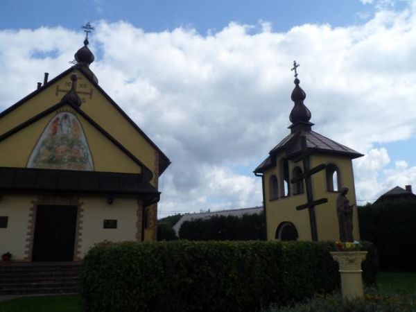 cerkiew grekokatolicka pw. Przemienienia Pańskiego, parafialna, z 1991r.  Dodam jeszcze, iż w sąsiedniej wsi Morochów jest cerkiew prawosławna - zapraszam do ga