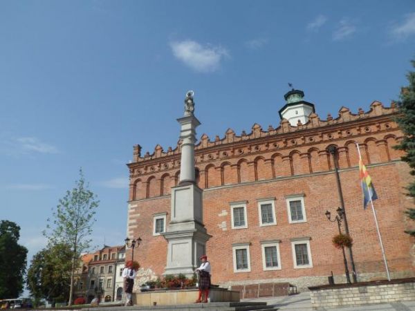 figura Matki Bożej na kolumnie kamiennej - przy niej warta honorowa, tu w stroju wojsk najemnych do obrony miasta przed najeźdźcami - a byli to Litwini, Tatarzy