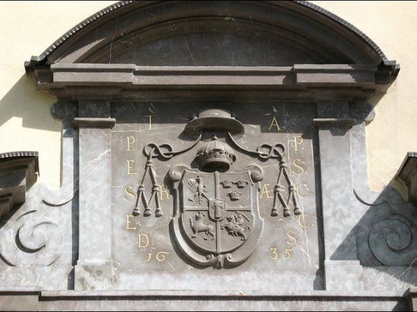 Herb nad jednym z wejść do katedry.
