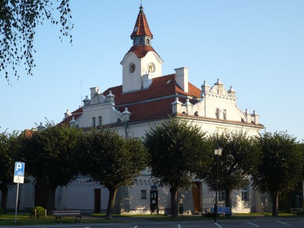 Działdowo urocze malownicze miasteczko,barokowy Ratusz
z1796r.przebudowany w 20wieku.biel Ratusza pięknie kontrastuje
z kamieniczkami w rynku.