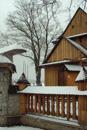 bywają i tak otoczone kościoły - a tu w Humniskach jesteśmy i podziwiamy...