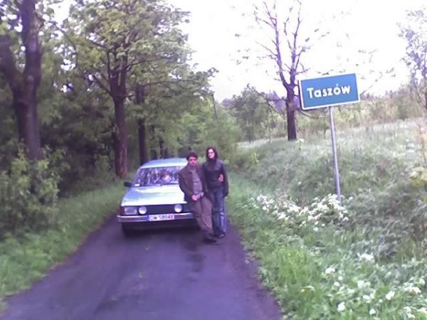 Nastąpiła pomyłka w opisie to jest wjazd a zdjęcie poprzednie przedstawia jeden z ostatnich nieprzebudowywanych domów w Taszowie.