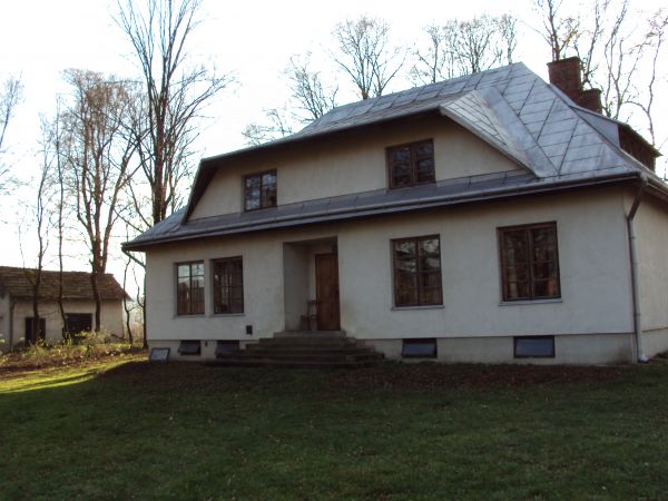 obecny dwór wzniesiono na miejscu poprzedniego - własność prywatna.