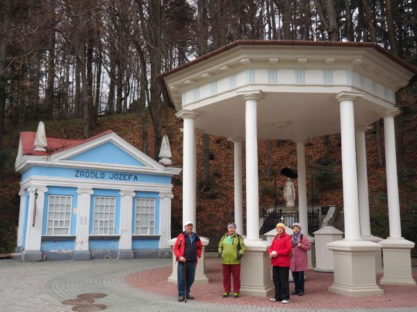 ośmioboczna glorieta z ustawionymi na wysokich postumentach kolumnami, dźwigającymi doryckie belkowanie i kopulasty dach, jest to "Pawilon nad Źródłami" Amelia
