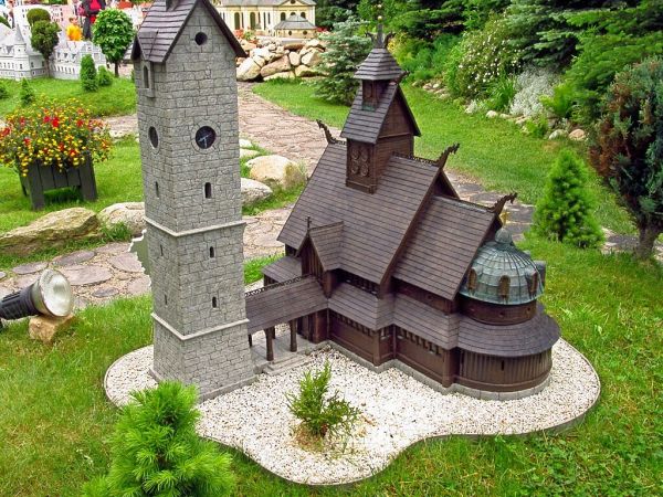 KOWARY - Park Miniatur Zabytków Dolnego Śląska - Drewniany kościółek zbudowany został na przełomie XII i XIII wieku w norweskiej miejscowości Vang, położonej ma