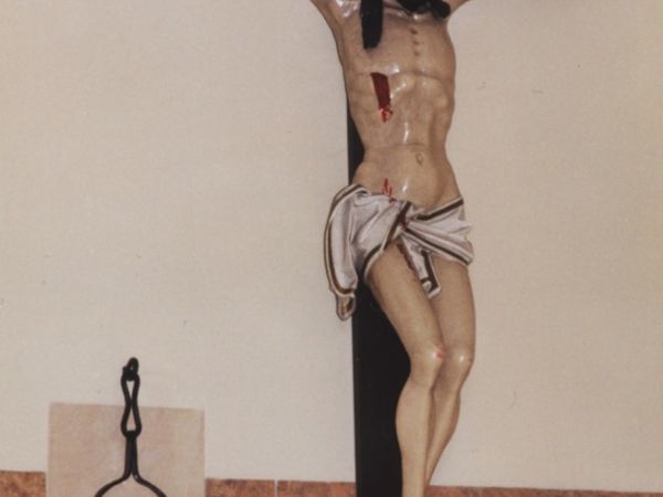 Krzyż z XV wieku, z boku narzędzie tortur: kuna