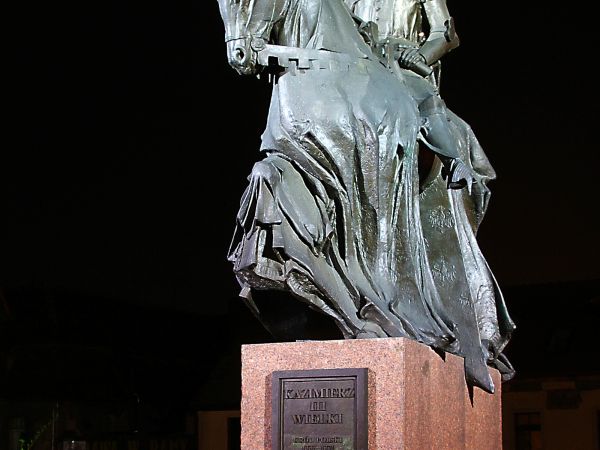 Bydgoszcz - - pomnik przedstawiający Kazimierza III Wielkiego - założyciela miasta