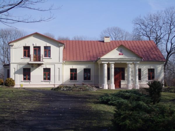 Dawny dworek. Obecnie siedziba szkoły podstawowej