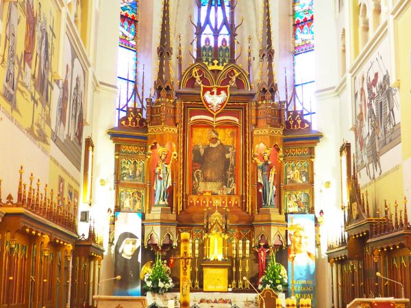 ołtarz główny - tam obraz przedstawiający św. Stanisława Biskupa Męczennika - tak, tego ze Szczepanowa, co poczynania króla wtedy panującego potępił i co public