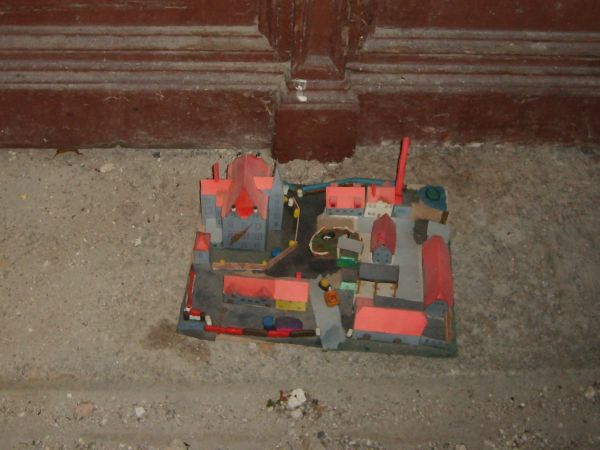 makieta zakładu rolnego  przy drzwiach wejściowych do obory