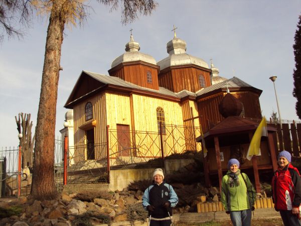 przed: dawna cerkiew parafialna, greckokatolicka, pw. św. Jerzego, od 1946r. - kościół rzym.-kat. pw. śś. Piotra i Pawła, wzniesiona w w 1873r.