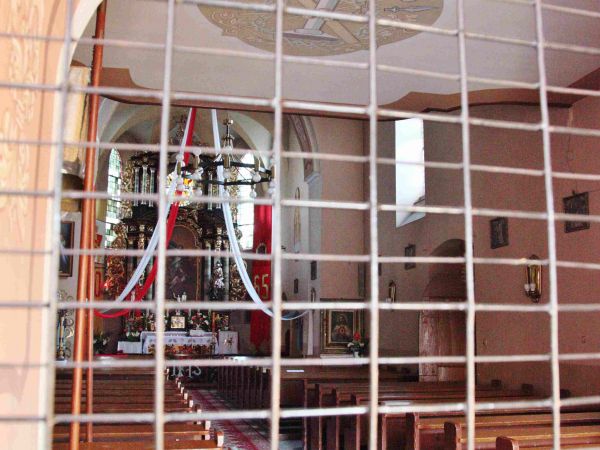 WEJŚCIE  DO  KOŚCIOŁA  OGRANICZA  WSPÓŁCZESNA  KRATA