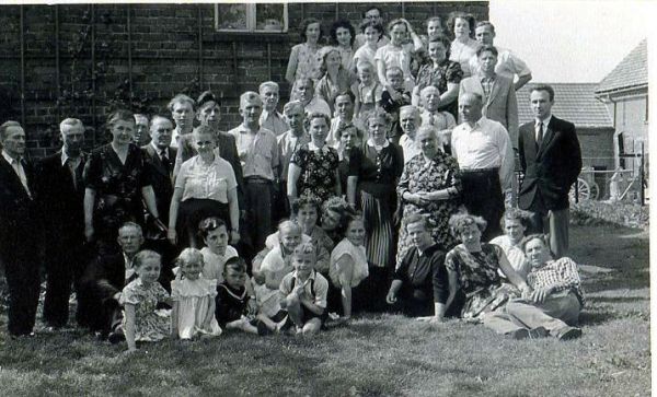 Mieszkańcy Nowej Swidnicy przed domem mego stryjka Wincentego Lang-pożegnanie emigrował do Kanady to pewnie maj,czerwiec 1958 rok