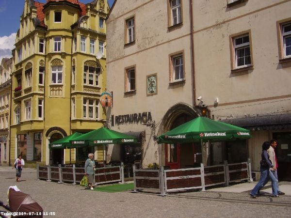 pełniła funkcję gospody (zachowane piwnice na wino), a dzisiaj też