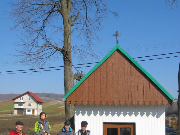 przed/obok: kapliczki "Koczerowej" - przy trakcie głównym.