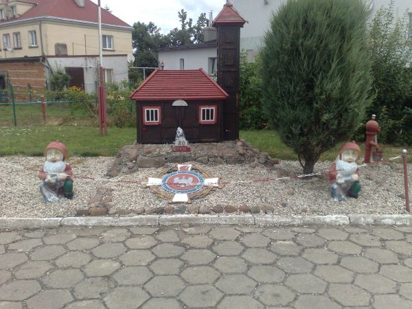 Krasnale-strażaki przed remizą OSP.