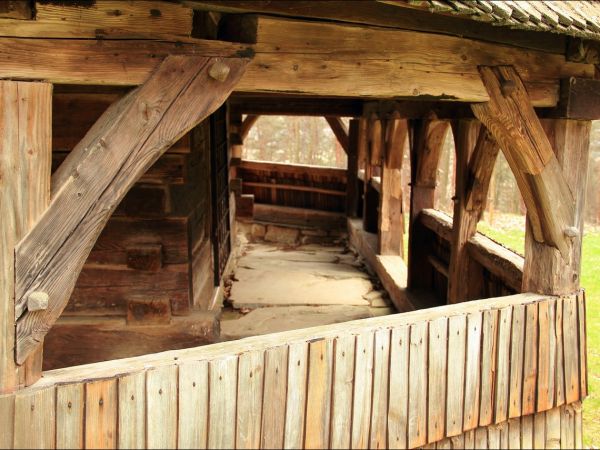 Drewniana cerkiew p.w. Wniebowstąpienia Pańskiego z 1659 r., usytuowana na wzgórzu Dębnik - Dubnyk (344 m n.p.m.), wznoszącym się ponad doliną Sanu.