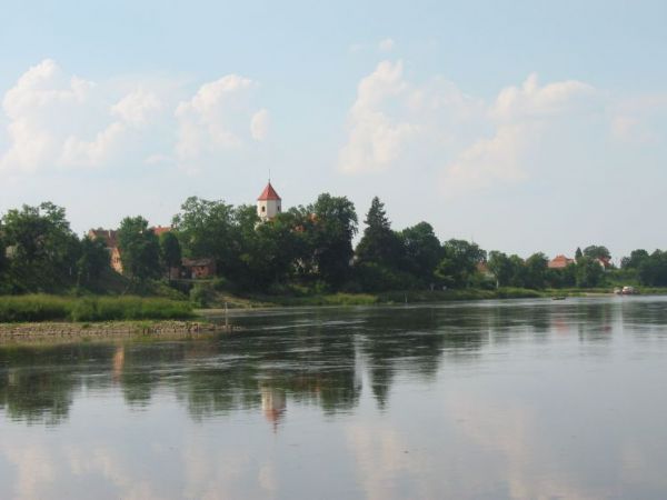 Widok na Chobienie na skarpie nad Odra od strony portu