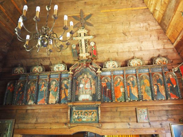 powyżej, na boazerii sklepienia, w środku : Grupa Ukrzyżowania - Matka Boża, Chrystus na krzyżu, Archanioł Gabriel (?) adorujący. poniżej Rząd Apostołów - Deesi