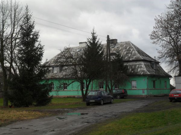 Zabytkowy pałacyk (dwór ?)