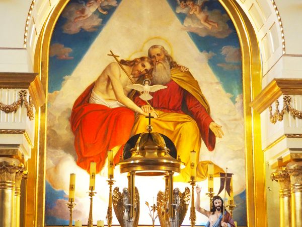 ołtarz główny - tam przedstawienie Trójcy Przenajświętszej - kustosz sanktuarium przekazał iż to "jedyne takie na świecie" - co też podkreślamy !