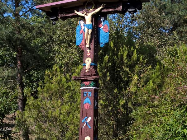 Ten cudowny zabytkowy krzyż znajduję się w pobliskiej Błotnowoli, z tej miejscowości pochodzi wielu znanych i zasłużonych  postaci .Ludzie jak to ludzie przemin