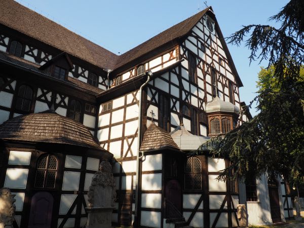 zabytek ze światowej Listy UNESCO - Kościół Pokoju, świątynia protestancka. Podkreślić należy, że kościół ten mieści 7,5 tys. osób, z czego aż 3 tys. to miejsca