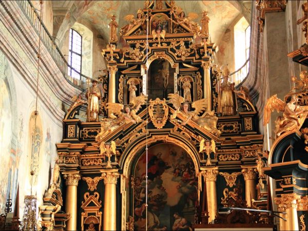 Bazylika Zwiastowania NMP w Leżajsku – wzniesiona w miejscu, gdzie według tradycji ukazała się w 1590 roku Tomaszowi Michałce Matka Boska. Sprawują nad nią opie