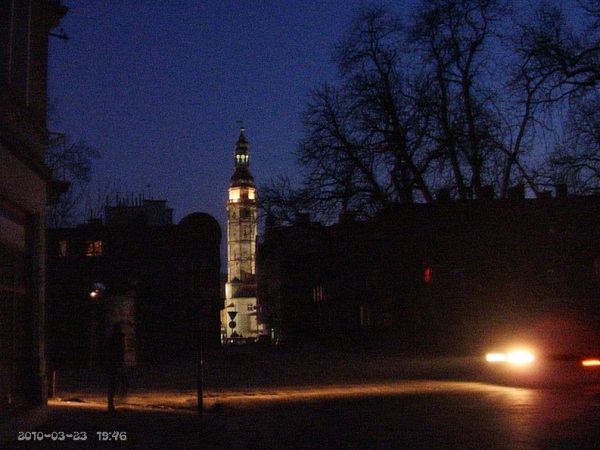 Na ratusz z ciemnej uliczki ...