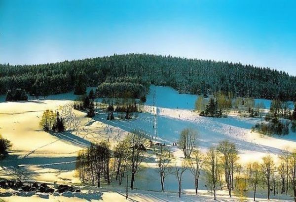 Widok na wyciag Narciarski w Nowej morawie
tl