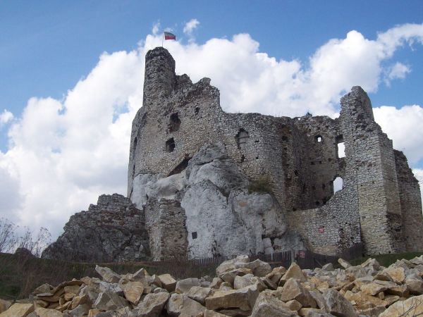 Zamek w Mirowie – zamek rycerski położony nieopodal wsi Mirów w województwie śląskim, na Szlaku Orlich Gniazd.