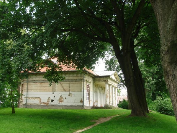 Dworek Domek Zolty (w strasznym stanie - czas na renowacje) - zatrzymal sie tu car Aleksander II w czasie wizyty w Instytucie Wychowania Panien