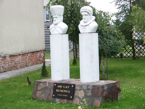 Pomnik w Szkole Podstawowej w Runowie.