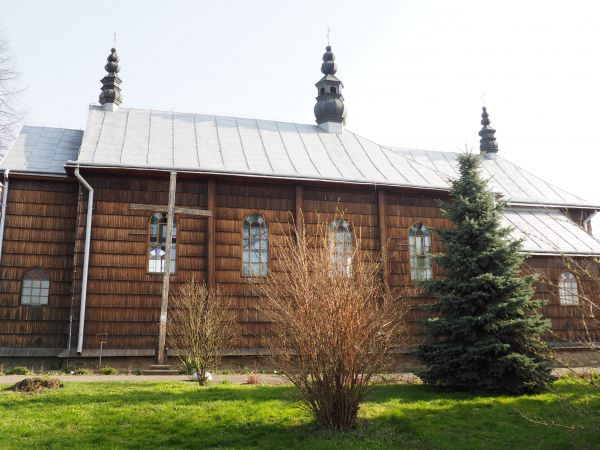 dawna cerkiew, po II wojnie światowej kościół, na kalenicy trzy wieżyczki - środkowa większa z ażurową latarnią.