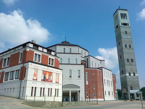 Może ktoś się zżyma widząc Sanktuarium Św. Jana Pawła II   w Krakowie w tej galerii . Ponieważ  kilku mieszkańców  Brzostkowa  pracowało przy tej inwestycji ocz