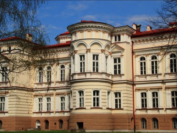 Pałac Lubomirskich w Przemyślu - Bakończycach .  Wybudowany w latach 1885–1887 przez księcia Hieronima Adama Lubomirskiego, według projektu Maksymiliana Nitscha