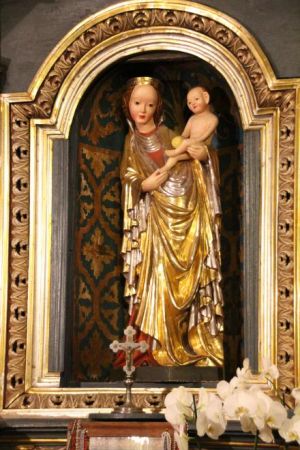 rzeźba Madonny z Dzieciątkiem - figura wykonana jest z drzewa lipowego, jej wys. to 119 cm, ukazuje Marię trzymającą na lewej ręce Dzieciątko Jezus, które jest