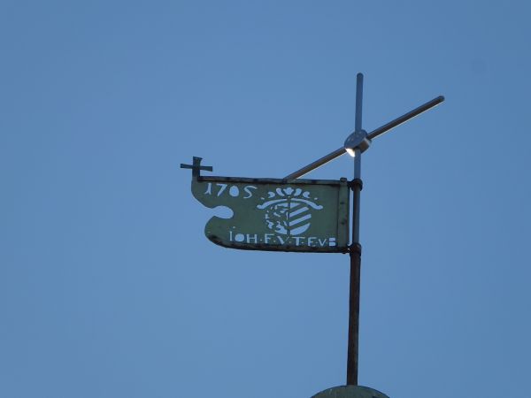 Chorągiewka na szczycie dzwonnicy