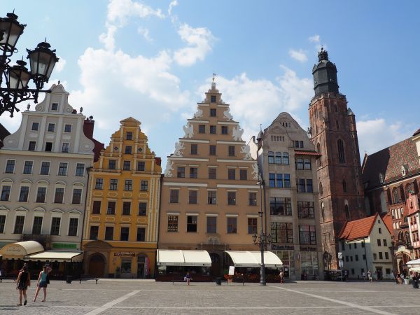 w otoczeniu Rynku Głównego.