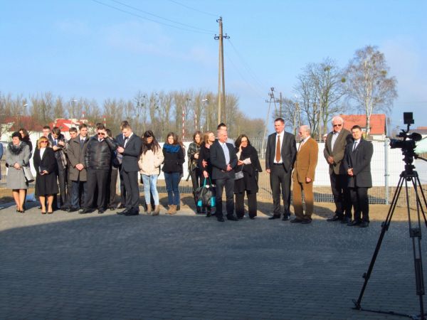 Uroczystość otwarcia nowego obiektu Zespołu Szkół Ponadgimnazjalnych w Czarnej Wodzie. Obiekt został wybudowany w ciągu 112 dni przez zakład STEICO, w całkowici