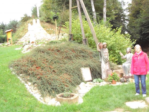 przy cudownym źródełku, tam rzeźby przedstawiają biblijną scenę : Chrystus i Samarytanka - w drodze na wzgórze klasztorne i Stacje Męki Pańskiej.