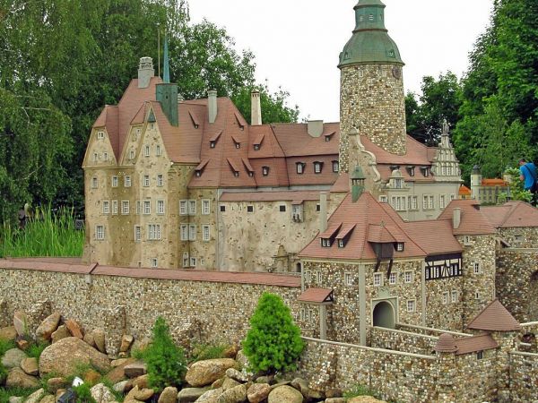 KOWARY - Park Miniatur Zabytków Dolnego Śląska - Zamek Czocha położony jest na granitowym wzgórzu w dolinie rzeki Kwisy, i wzniesiony został w XIII wieku z inic